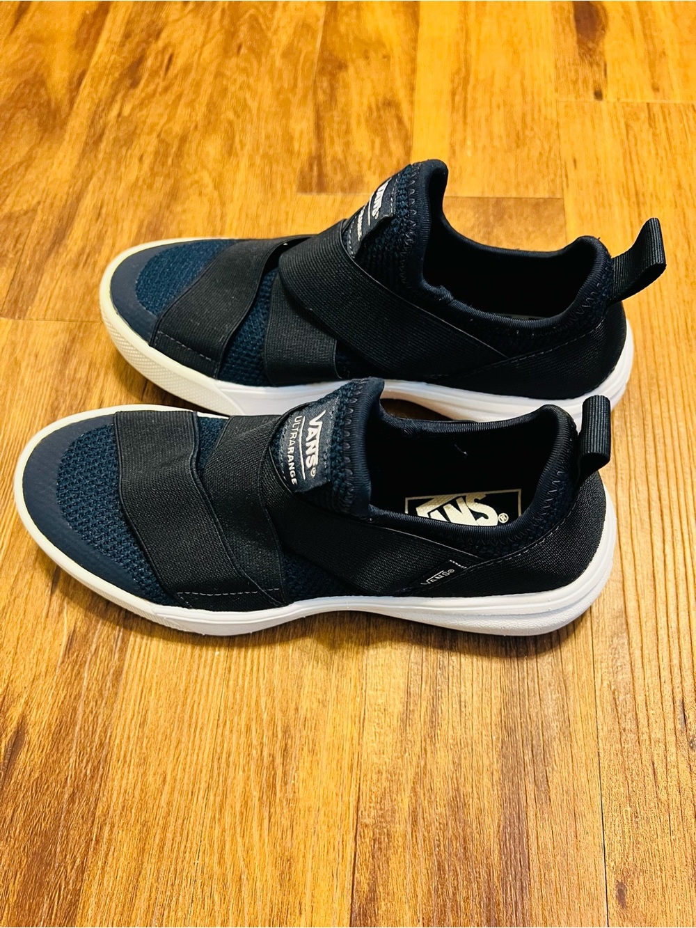 Vans Ultrarange Women’s Slip-On Sneaker Navy Blue with White trim. - Picture 2 of 6